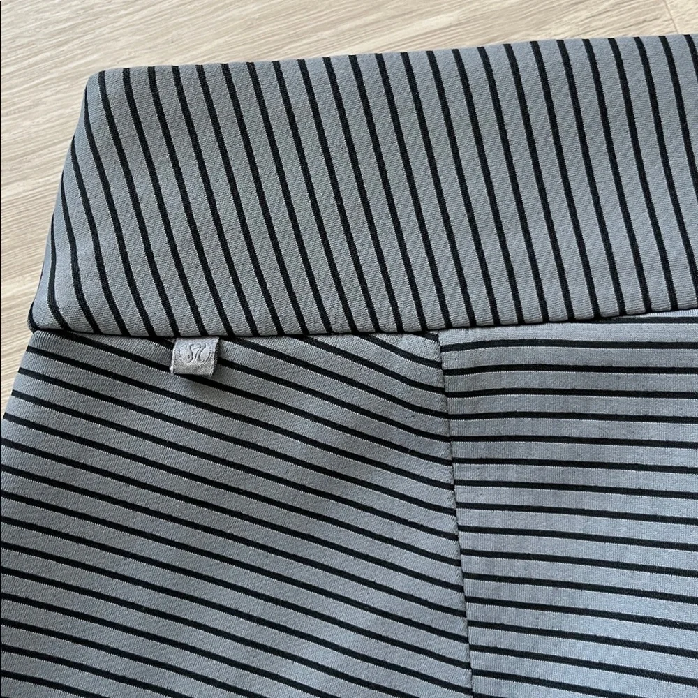 Lululemon‎ Shaped Short Stripe 3” in Sterling Athleisure Workout Yoga Womens 6